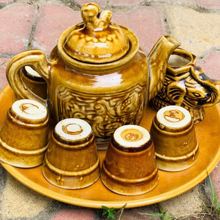 Bộ ấm trà sứ da lươn màu vàng trang trí tết (1 ấm trà + 6 tách trà)