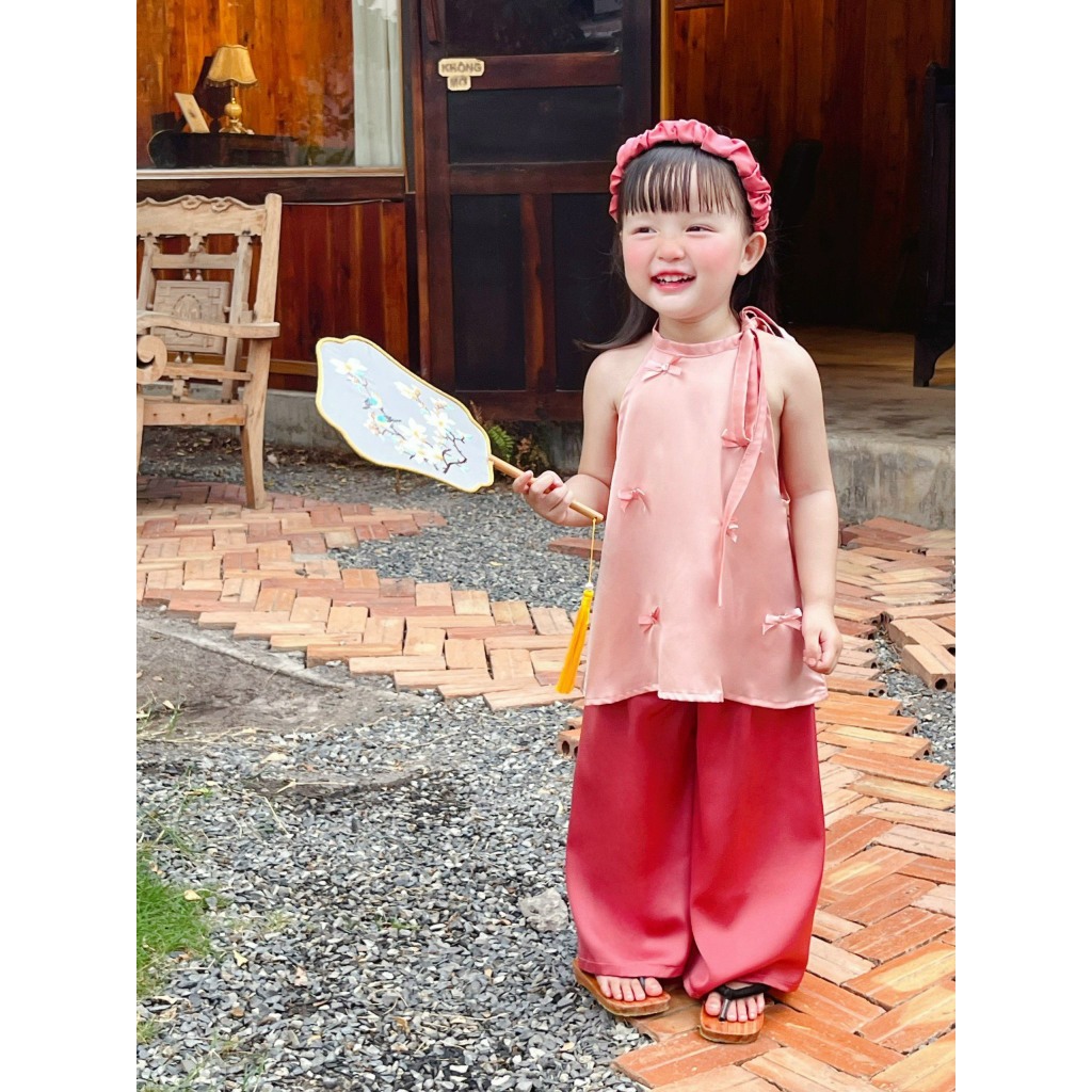 Set Áo Và Quần Yếm Lụa Gấm Hoa Đính Kèm Nơ Điệu Đà, Quần Lụa Ngọc Trai