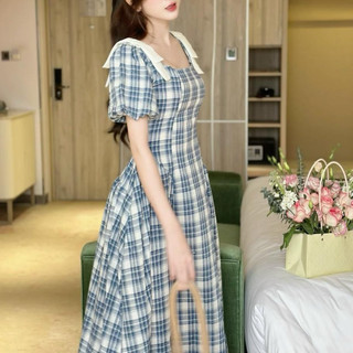 Váy kẻ nơ vai
