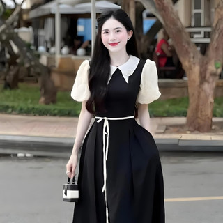 Váy xòe phối cổ bèo trắng tơ thêu hoa tiểu thư. Váy dáng dài phối dây cột bồng bềnh kín đáo lịch sự