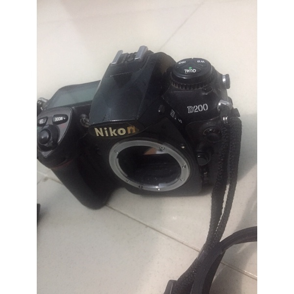 Máy Ảnh Nikon D200 - DSLR Chuyên Nghiệp với Cảm Biến APS-C và Hệ Thống Tập Tiêu Đa Điểm