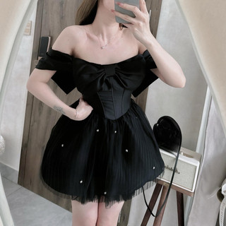 Đầm đen chữ A bẹt vai đính đá nơ ngực