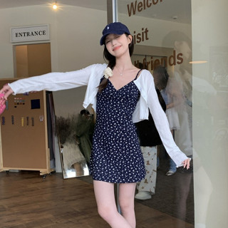 Set Váy 2 dây hoa nhí cổ V trẻ trung dáng ngắn kèm cadigan trắng. Váy hoa nhí kèm áo khoác ngoài.