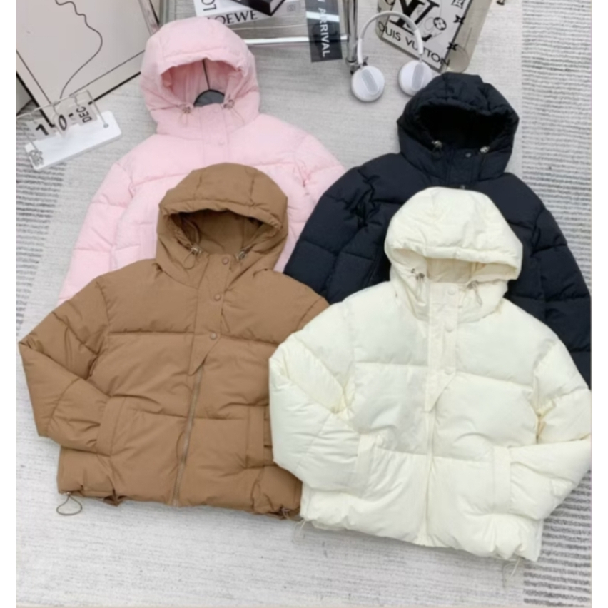 Áo Phao Nữ Có Mũ Dáng Ngắn Tay Bo Chun Hoa Có Dây Rút Áo Khoác Phao Nữ 4 Màu Áo Phao Béo Viền 3 Cúc Áo Phao Mùa Đông | BigBuy360 - bigbuy360.vn