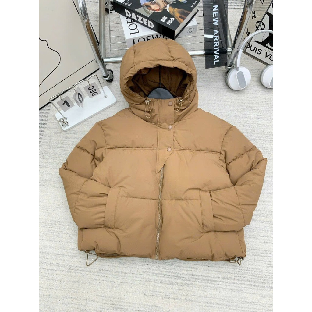 Áo Phao Nữ Có Mũ Dáng Ngắn Tay Bo Chun Hoa Có Dây Rút Áo Khoác Phao Nữ 4 Màu Áo Phao Béo Viền 3 Cúc Áo Phao Mùa Đông | BigBuy360 - bigbuy360.vn