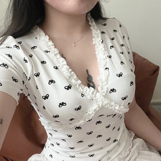 BARE_Áo kiểu nữ tay ngắn dễ thương in họa tiết nơ phối ren làm điểm nhấn chất thun tăm lạnh mịn mát- A309