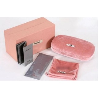 Hộp đựng kính Miu Miu