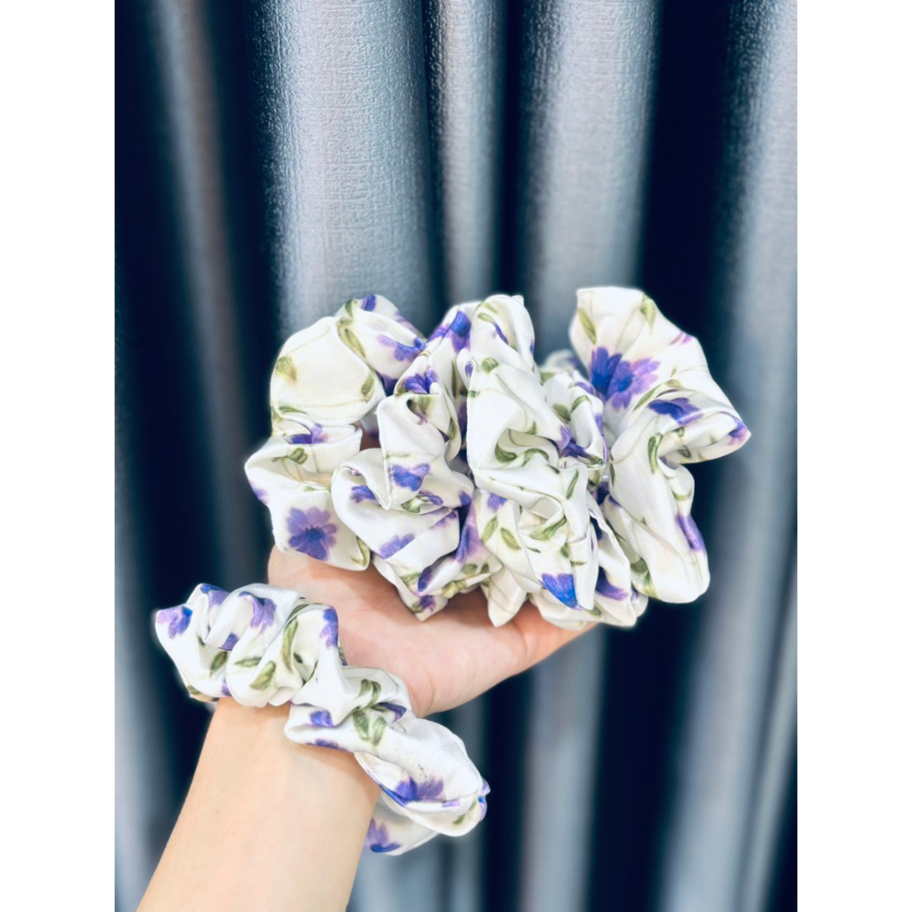 Dây buộc tóc scrunchies họa tiết hoa tím