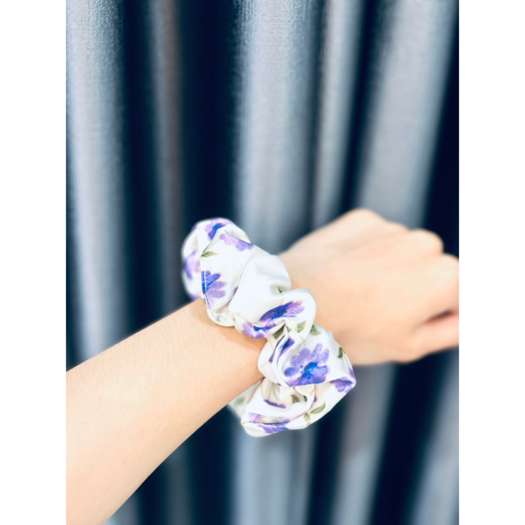 Dây buộc tóc scrunchies họa tiết hoa tím