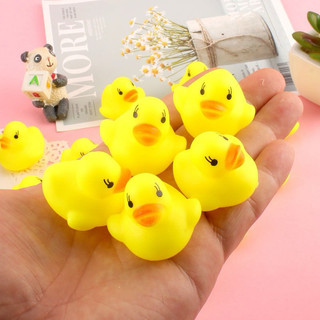 Vịt vàng thả bồn tắm, phát ra tiếng kêu