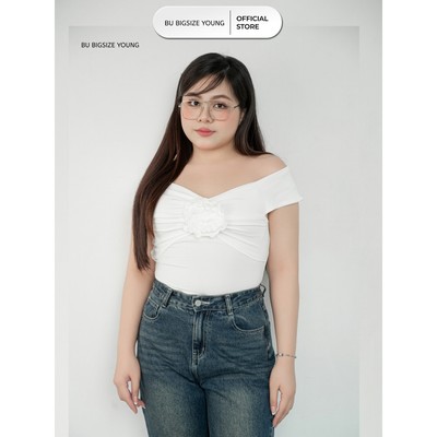 Áo thun kiểu trễ vai đính hoa ngực BIGSIZE (55kg đến 95kg) – 24YAP51 - [BU Bigsize Young]