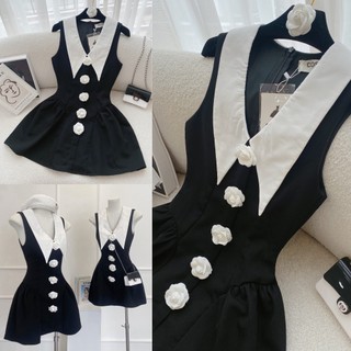 Đầm đen cổ V trắng kèm nhiều tag hoa Chubby Dress