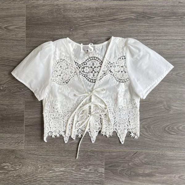 Áo croptop ren trắng thắt dây