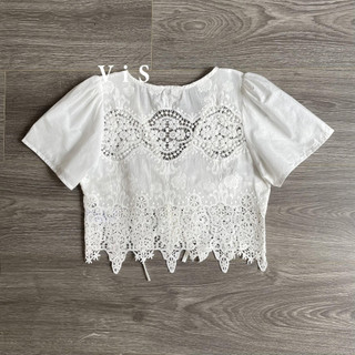 Áo croptop ren trắng thắt dây