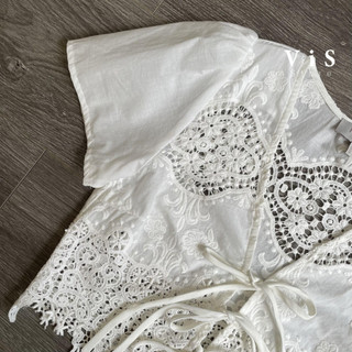 Áo croptop ren trắng thắt dây