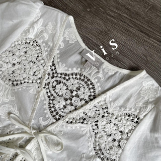 Áo croptop ren trắng thắt dây
