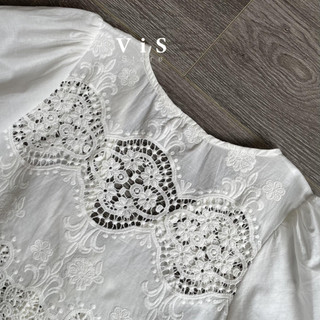 Áo croptop ren trắng thắt dây