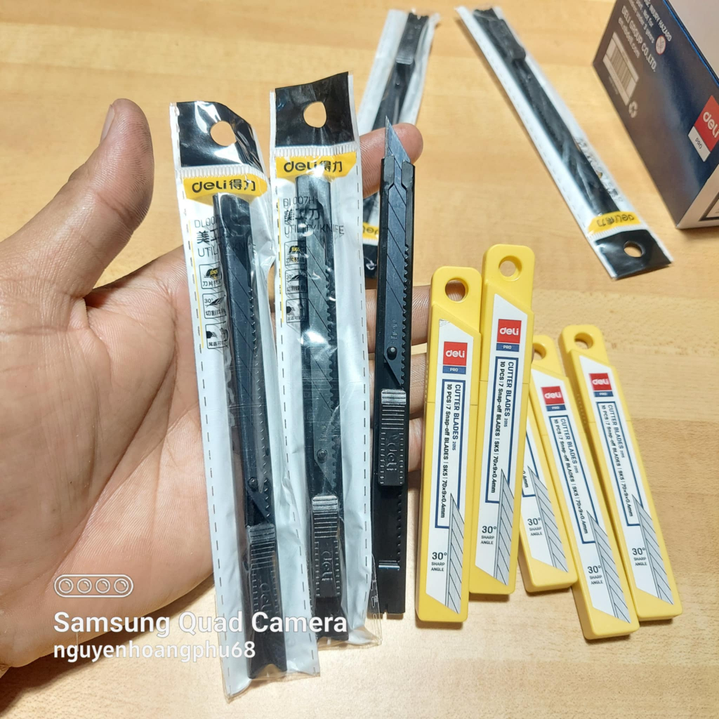 Dao rọc giấy nhọn góc 30° Deli thép SK5 mẫu mới đẹp chắc chắn