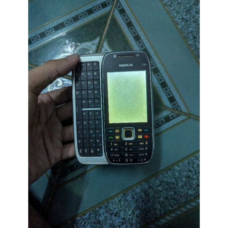 Xả kho xác điện thoại Nokia E75 trắng màn