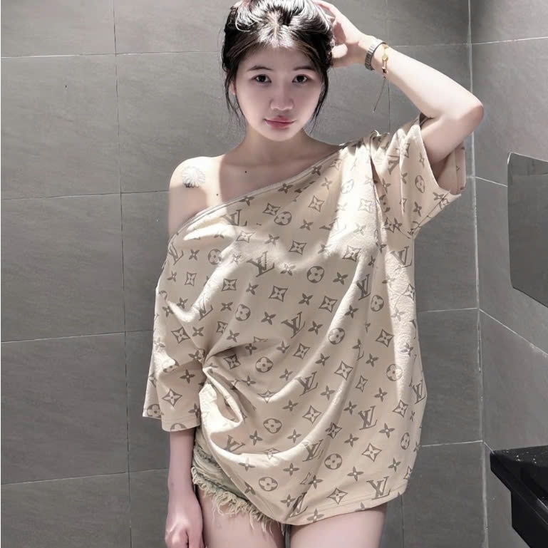 Áo Thun LV Trễ Vai Mix Khoá / Áo Phông Cotton Lờ Vê Hở Vai Lệch Nữ Tính Phong Cách Hàn Quốc