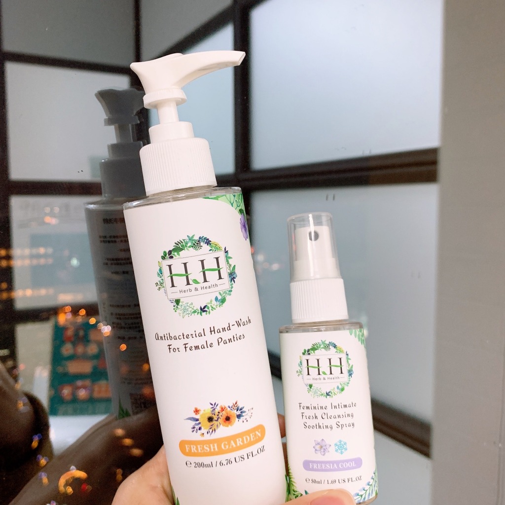 Combo Xịt Phụ Khoa HH 50ml + Nước Giặt Tay Đồ Lót Hữu Cơ HH 200ml Chiết Xuất Tự Nhiên An Toàn Cho Da Nhạy Cảm