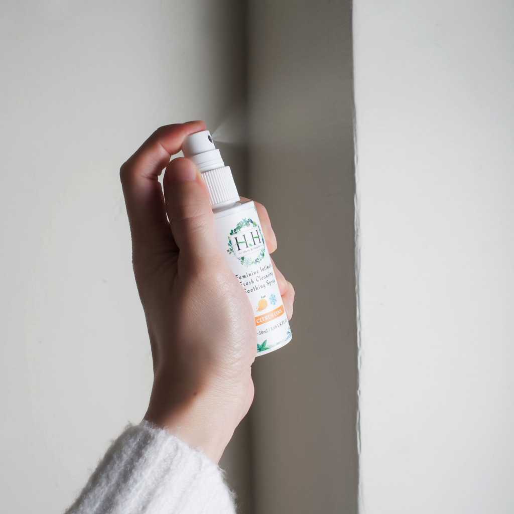 Xịt Phụ Khoa HH 50ml Chiết Xuất Thảo Mộc, Kháng Khuẩn Ngăn Mùi Hiệu Quả, Hương Thơm Dịu Nhẹ Dễ Chịu, Chai cầm tiện lợi