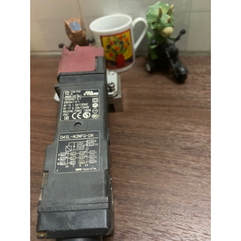 Công tắc cửa Omron D4SL-N2NFG-DN