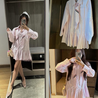 JENNYCLOSET ® Váy sơ mi kẻ sọc 2 màu xanh hồng có cà vạt , Đầm nữ babydoll đuôi dập ly cao cấp (sẵn)