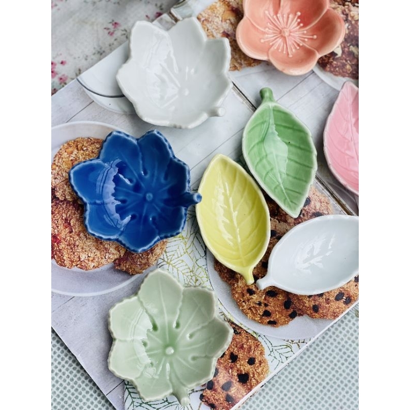 chén chấm hoa lá (gốm nhật)