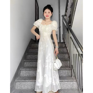 Đầm trắng hoa nổi nhíu ngực