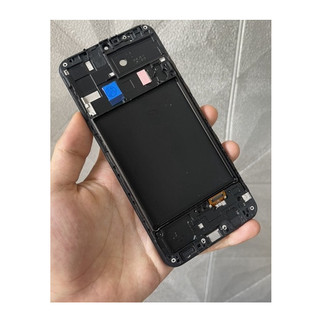 Màn hình samsung a20 công nghệ mới có khung