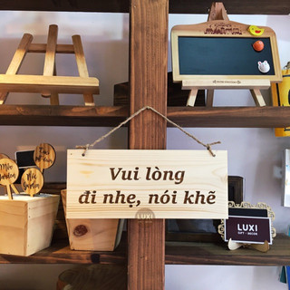 Bảng gỗ 1 mặt Vui lòng đi nhẹ, nói khẽ khắc chữ laser