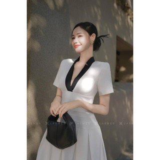 ĐẦM MIDI TRẮNG CỔ V VIỀN ĐEN