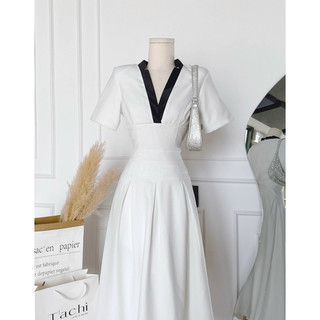 ĐẦM MIDI TRẮNG CỔ V VIỀN ĐEN
