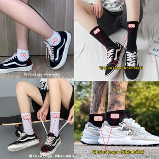 Tất vớ cổ cao, cổ lửng, cổ thấp có họa tiết bất kì màu trắng và đen dễ phối đồ cho cả nam và nữ