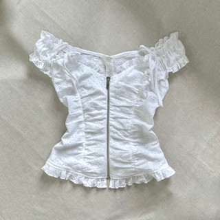 Áo sơ mi khoá kéo trễ vai vải thô boil thêu bèo nhún đính nơ