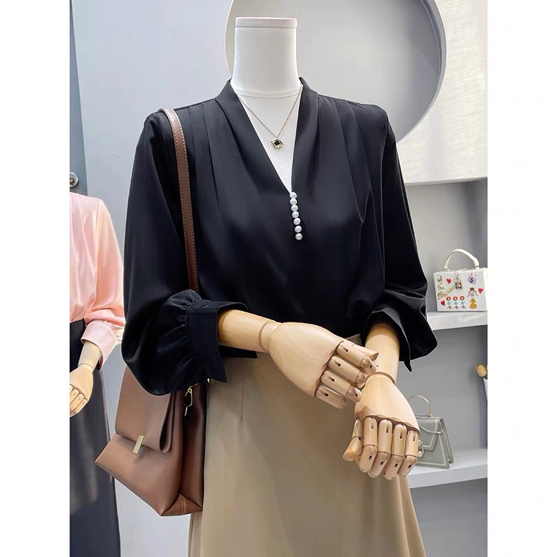 Áo sơ mi lụa cao cấp cổ V ly vải phối phụ kiện cúc ngọc sang trọng mặc đi làm công sở A670 | BigBuy360 - bigbuy360.vn