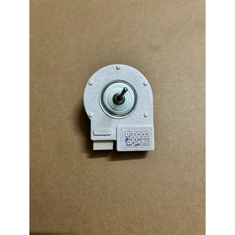 Quạt sứ tủ lạnh Hitachi 12V