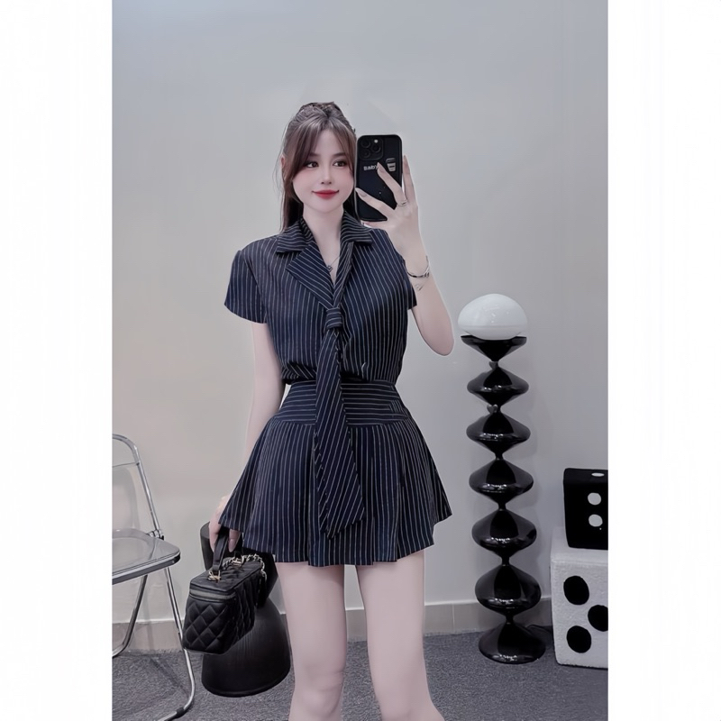 Sét Váy Nữ Hoạ Tiết Kẻ Sọc Gồm Áo Sơ Mi Cổ Vest Cavat + Chân Váy Cếp Ly Kẻ | BigBuy360 - bigbuy360.vn