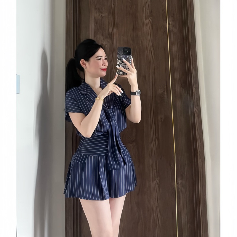 Sét Váy Nữ Hoạ Tiết Kẻ Sọc Gồm Áo Sơ Mi Cổ Vest Cavat + Chân Váy Cếp Ly Kẻ | BigBuy360 - bigbuy360.vn