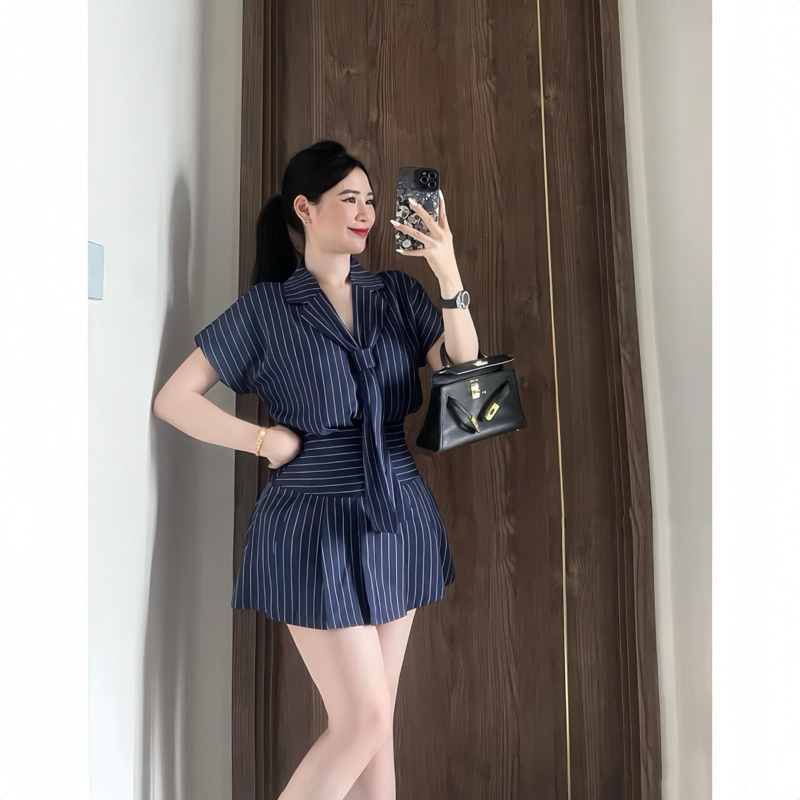 Sét Váy Nữ Hoạ Tiết Kẻ Sọc Gồm Áo Sơ Mi Cổ Vest Cavat + Chân Váy Cếp Ly Kẻ | BigBuy360 - bigbuy360.vn