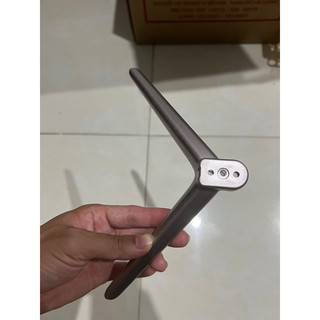 Chân tivi lỗ vít ở đáy nằm ngang khoảng cách vít 1.8 cm