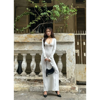 Váy đầm trắng dài khoét ngực dài tay