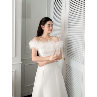 Váy trễ vai Lan Lan Design cực đẹp đính lông vũ màu trắng che nhược điểm bắp tay