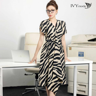 Đầm cổ V họa tiết kẻ kèm đai nữ IVY moda MS 48B9788