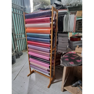 Kệ giấy gói hoa, kệ treo vải  gỗ sang trọng, xịn xò ib cho shop để đượcmien phi ship