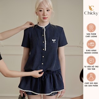 Set Bộ Jum Kẻ Sọc Cộc Tay Cổ Tàu Cài Cúc Thêu Nơ Túi Phối Viền Ren Rút Dây Eo Dáng Xòe Mix Quần Sooc Sang Chảnh SP010119