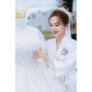 ÁO CHOÀNG LỤA CAO CẤP CHO SPA, SALON TÓC, ÁO CHOÀNG MAKE UP CÔ DÂU ( có thêu tên cô dâu ) - Phụ kiện cưới Bích Dung