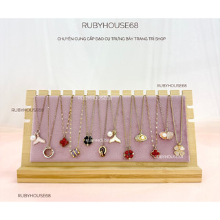 Kệ trưng dây chuyền gỗ decor cho shop phụ kiện Rubyhouse68