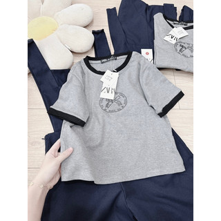 Set quần yếm phối áo thun kẻ